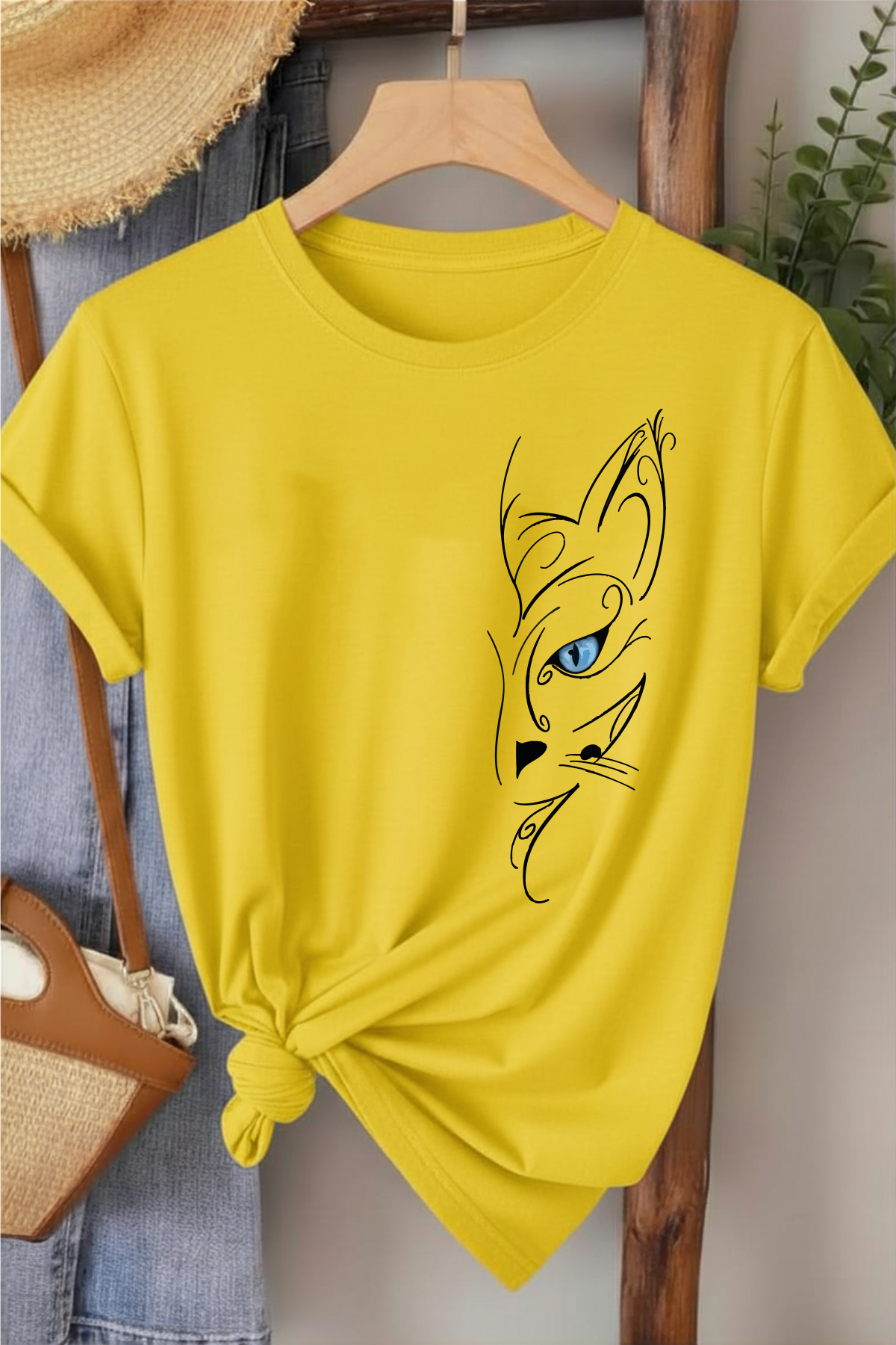 Mavi Gözlü Kedi - Sarı Baskılı Pamuk T-shirt