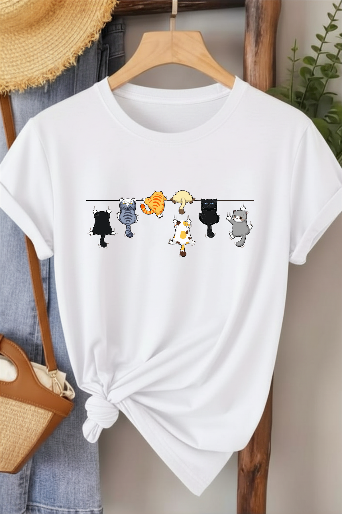 Tırmanan Kediler - Beyaz Baskılı Pamuk T-shirt