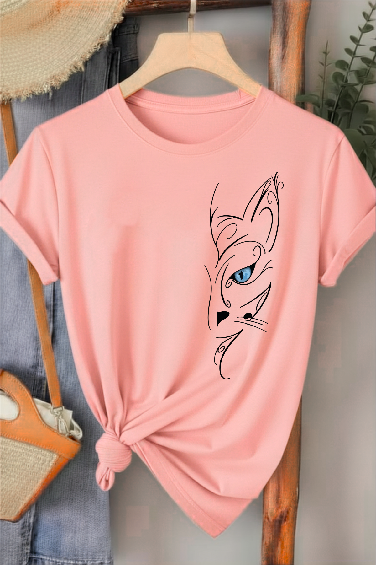Mavi Gözlü Kedi - Pembe Baskılı Pamuk T-shirt