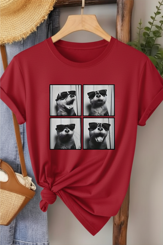Gözlüklü Fok Pozlar - Kırmızı Baskılı Pamuk T-shirt