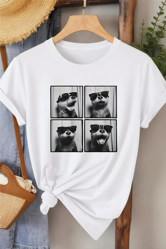 Gözlüklü Fok Pozlar - Beyaz Baskılı Pamuk T-shirt