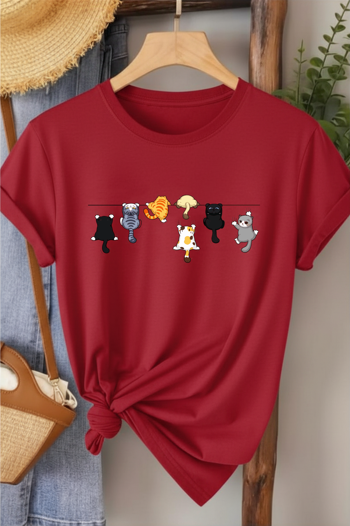 Tırmanan Kediler - Kırmızı Baskılı Pamuk T-shirt