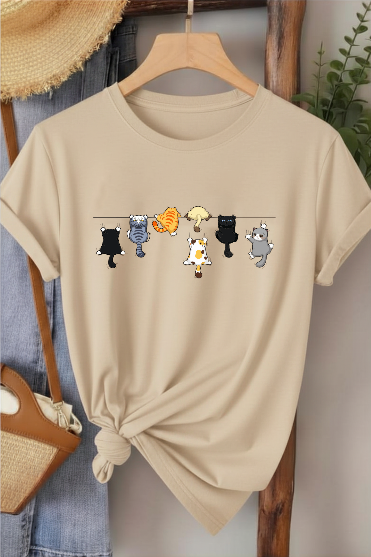 Tırmanan Kediler - Bej Baskılı Pamuk T-shirt